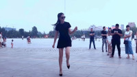 广场舞：长腿妹子穿高跟鞋，跳鬼步舞真漂亮，性感的舞姿