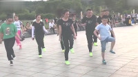 经典广场舞《火苗》10岁小朋友领舞，舞步很专业时尚！