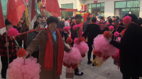“跟广场舞说再见”，农村阿姨表演传统秧歌“挑花篮”，真是喜庆！