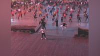 千人跟着跳90后小鲜肉领舞8年，广场舞王子，跳得出神入化