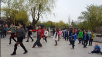 来甪直旅游小学生与甫里广场舞部分队员共享练舞