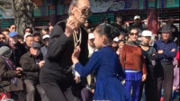 八十岁的老人带孙女跳广场舞