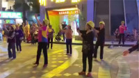 四川绵阳：小区频发高空坠物 大妈们为了安全 戴上安全帽跳广场舞
