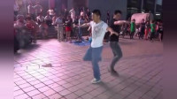 俩帅哥跳广场舞不是什么新鲜事，但能够跳到这般境界，还真不多见