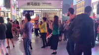 外国人第一次看到中国大妈跳广场舞，表情都亮了！