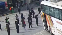 湖南大巴乘客高速服务区车辆通道上跳广场舞