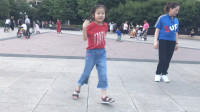 6岁萌娃广场大跳鬼步舞，切什么歌跳什么舞，这是奶奶带大的吗？