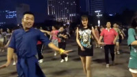 济南小伙跳广场舞成网红，视频点击超千万，真是男人骚起来连女人都会害怕