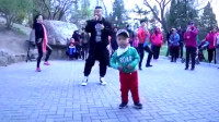 2岁小男孩跳广场舞，得了奶奶的精髓，厉害！