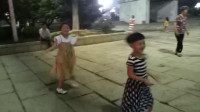 6岁的小鑫鑫虽然没了母亲，他的父亲每天带她跳广场舞跳的可带劲了