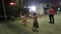 6岁的小鑫鑫虽然没了母亲，他的父亲每天带她跳广场舞跳的可带劲了