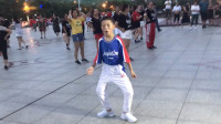 太厉害了！6岁小孩广场跳鬼步舞，路人纷纷围观，一下成了焦点