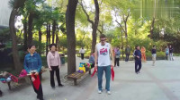老外在中国：外国人沉迷中国式健身，跟着大妈们学跳广场舞，预想来中国养老！