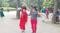 青岛两位大妈跳广场舞，衣服鲜艳，强身健体，有个好心情！