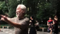 老爷爷在公园跳广场舞，舞姿一点不输专业演员，精彩十足