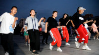 最新网红扭跨广场《娘炮舞》，简单搞笑的舞步，跳起来也喜人