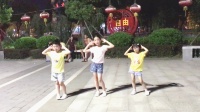小帅哥与2女孩路灯下PK广场舞，被围观群众拍下，你看好哪个呢？