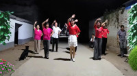 农村生活展现：青青和舞友们跳广场舞《红姑娘》