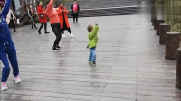 两岁多的小孩居然跟大人一起跳起了广场舞！谁家的小孩真可爱！