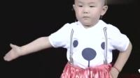 张俊豪表演广场舞《踏浪》，穿着小裙子，逗得全场观众直不起腰