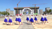 在枫叶正红的季节，邀姐妹一起跳一曲广场舞《映山红》