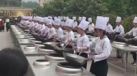 新东方的厨师们一起训练，看着就像跳广场舞一样，太逗了！