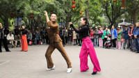 欧阳老师和冰雪老师表演双人广场舞《爱上一朵花》动作干净利落