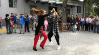 双人广场舞《又见山里红》文静老师的男步跳得非常好看