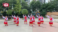 广场舞《北京的金山上》。小亲姐姐跳得十分欢快