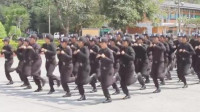 泰国女兵队列训练，网友：弹簧腿跳广场舞，个个都像小沈阳