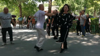 光头老师和梅梅老师表演广场舞《又见山里红》舞步专业，配合默契