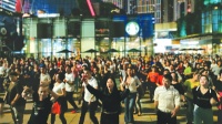 亚洲最大小区每晚千人跳广场舞，有人跳8个月甩肉47斤