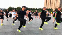 广场鬼步舞：领舞的男士跳得整齐划一，个性满满，一起练起来