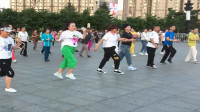 广场鬼步舞：弹跳和步子舞集合在一起的两种跳法，自由的选择姿势，配乐《迎着风》
