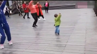 两岁小孩跳广场舞，动作堪称是优美，怪不知道大妈把C位交给他