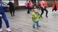 两岁小孩跳广场舞，动作堪称是优美，怪不知道大妈把C位交给他