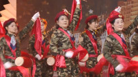 经典红歌广场舞《红色娘子军》，腰鼓敲起来，跳出巾帼气概！
