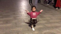 不到三岁的宝宝跳广场舞，扭来扭去舞技卓越，引得众人纷纷叫好