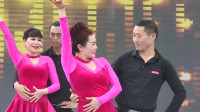 双人交谊广场舞《三步踩十北京平四》，两人眉眼里都是情谊！