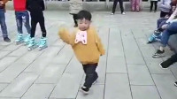 二岁小孩跳广场舞，音乐在变也能跳，真是天生舞蹈小天才