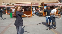 新疆广场舞：沉浸在舞蹈中的金发姑娘