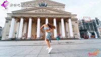 尽情摇摆！俄罗斯女孩在大剧院前跳广场舞，这身段真是太美了