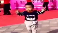 2岁小孩跳广场舞，形态太萌了，真是奶奶带大的孩子