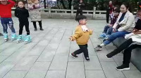 2岁小孩跳广场舞，舞姿形态超萌，又是一个舞蹈小王子