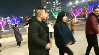 重庆夜晚的广场，年轻人跳广场舞，一看这潇洒的舞姿没少蹦过迪！