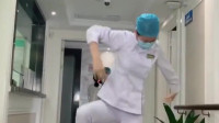 医院跳舞的新疆姑娘：结束了一天工作，跳广场舞就是小菜一碟！