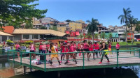 巴西萨尔瓦多的广场舞，你觉得有中国大妈跳的好看吗？