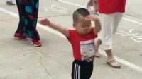四川小孩从小被姥姥带大的，现在他5岁了，就学会了跳广场舞的姿势！