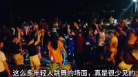 4月23日傍晚，海南三亚湾畔好多人跳广场舞蹦迪，现场好热闹啊！
