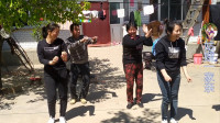表妹教公公学跳广场舞，公公的动作太逗了，惹得全场哈哈大笑